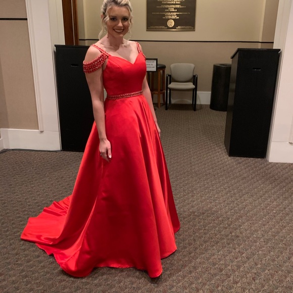 RED BALLGOWN CORSET BACK W/ POCKETS - Picture 4 of 4